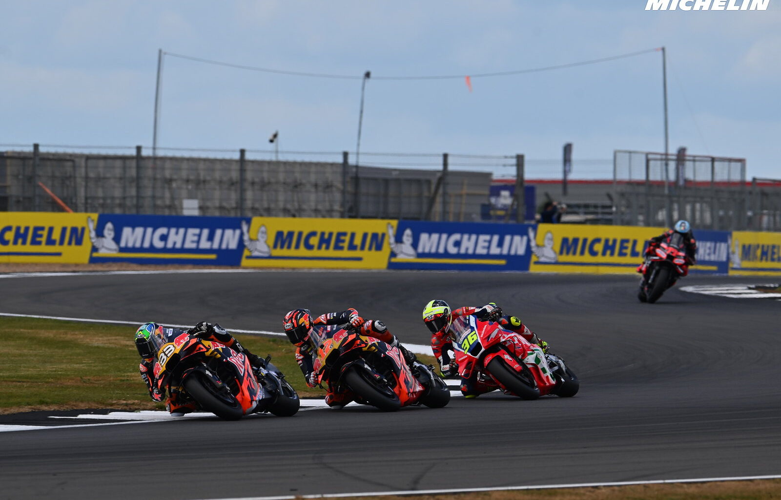 Brad Binder dénonce les dangers de la grille du MotoGP d'Aragon dans une sortie enflammée.