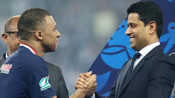 Kylian Mbappe ici avec le président du PSG Nasser Al-Khelaifi en mai 2024 a salué le club après sa victoire en Ligue des champions. 