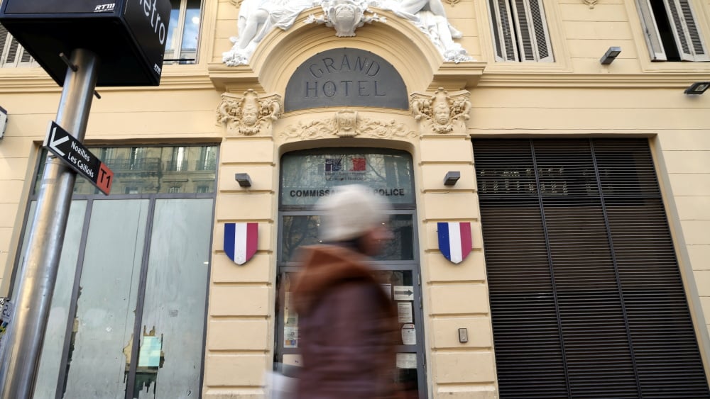 arrêté pour un vol de parfum, il casse la main d'un policier