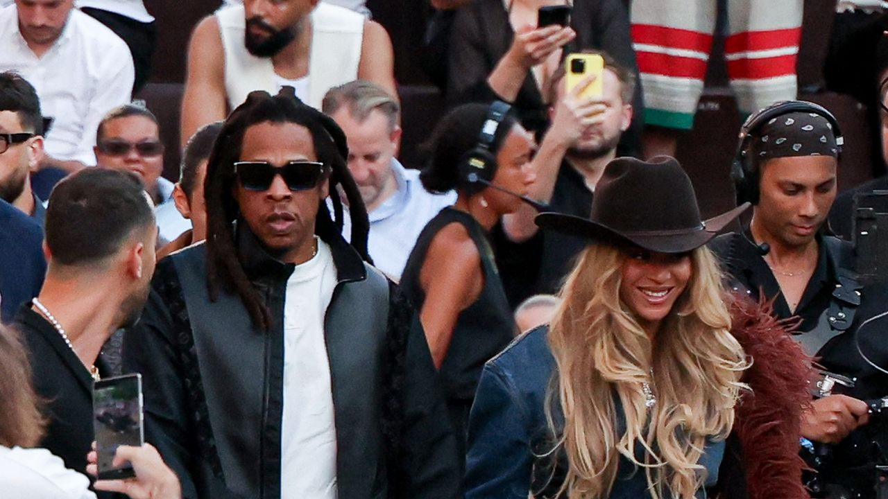 Beyoncé et Jay-Z font sensation au défilé Louis Vuitton à Paris