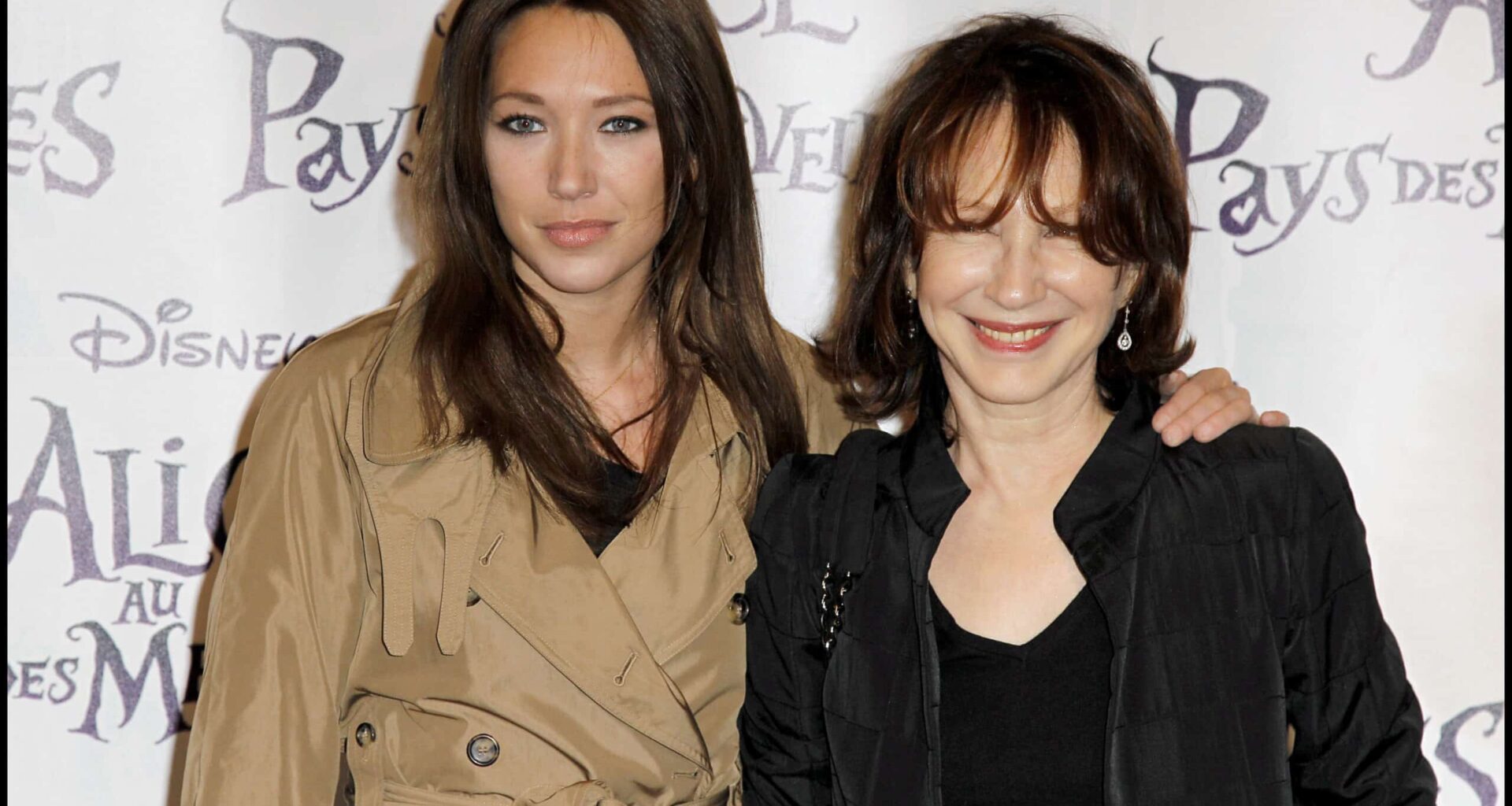 "Affaiblie, fragilisée, hospitalisée en urgence", Laura Smet quitte tout pour être au côté de sa mère, Nathalie Baye