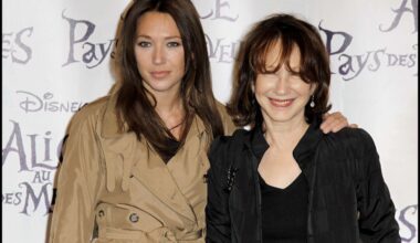 "Affaiblie, fragilisée, hospitalisée en urgence", Laura Smet quitte tout pour être au côté de sa mère, Nathalie Baye
