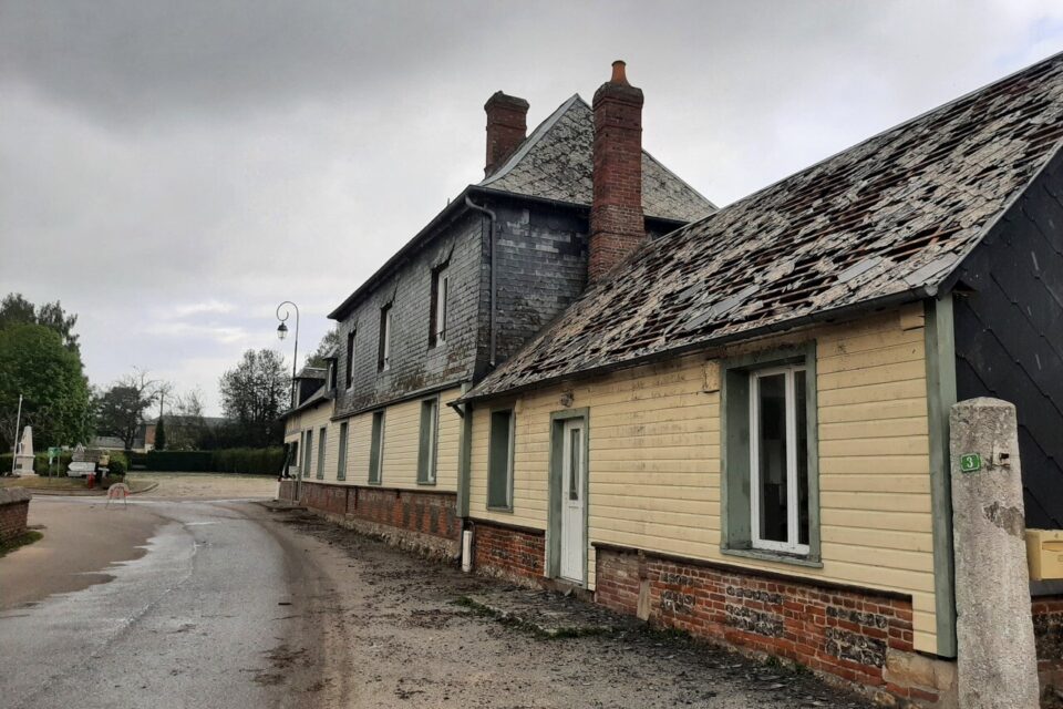 Cette maison d'habitation dans le bourg a été endommagée.