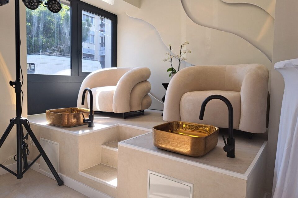 Le nouveau salon, spacieux et lumineux, prpose plusieurs espaces, comme ici celui dédié aux soins des pieds.