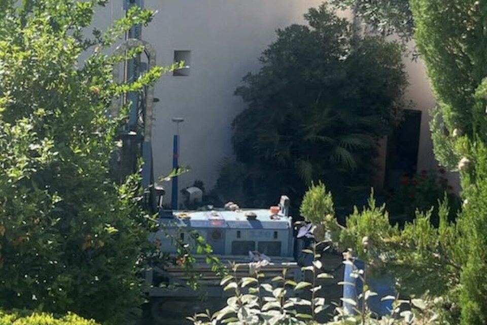 Une foreuse a été apportée sur place. 