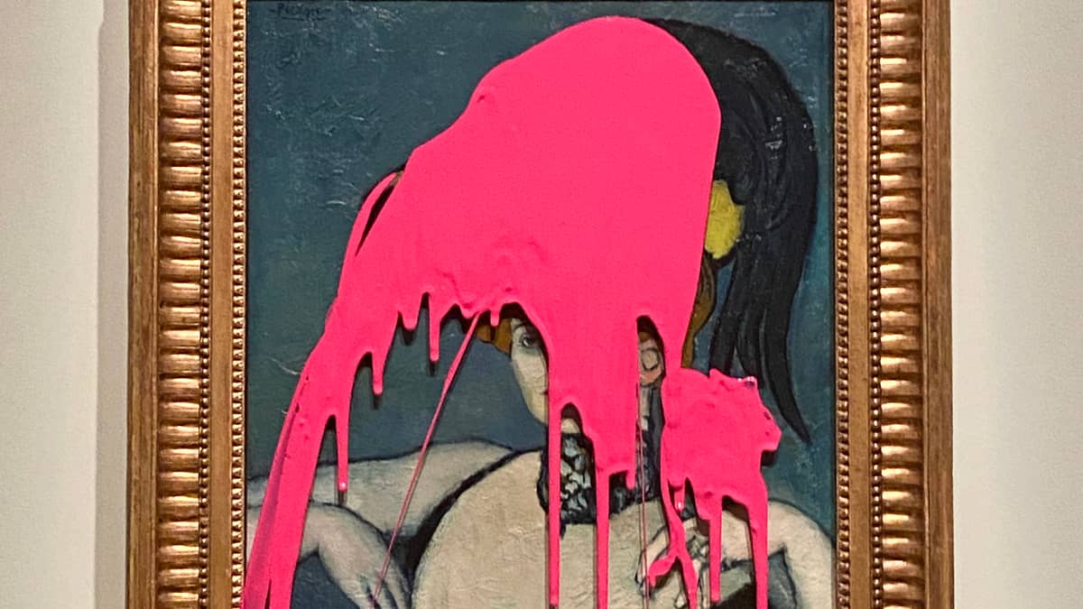 Une toile de Picasso aspergée de peinture rose au Musée des beaux-arts à Montréal