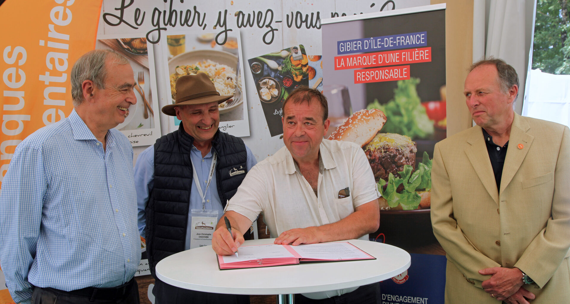 Les Chasseurs ont du cœur : signature de la convention d’Ile de France avec la banque alimentaire et les représentants de la chasse régionale