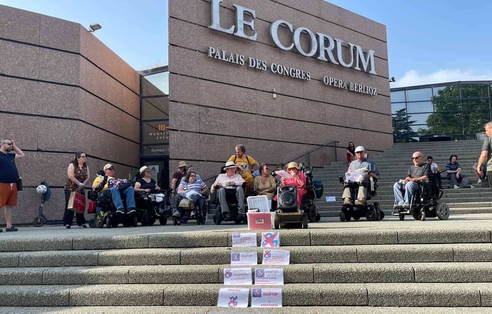 les personnes handicapées dénoncent le manque d'accès au rooftop du Corum