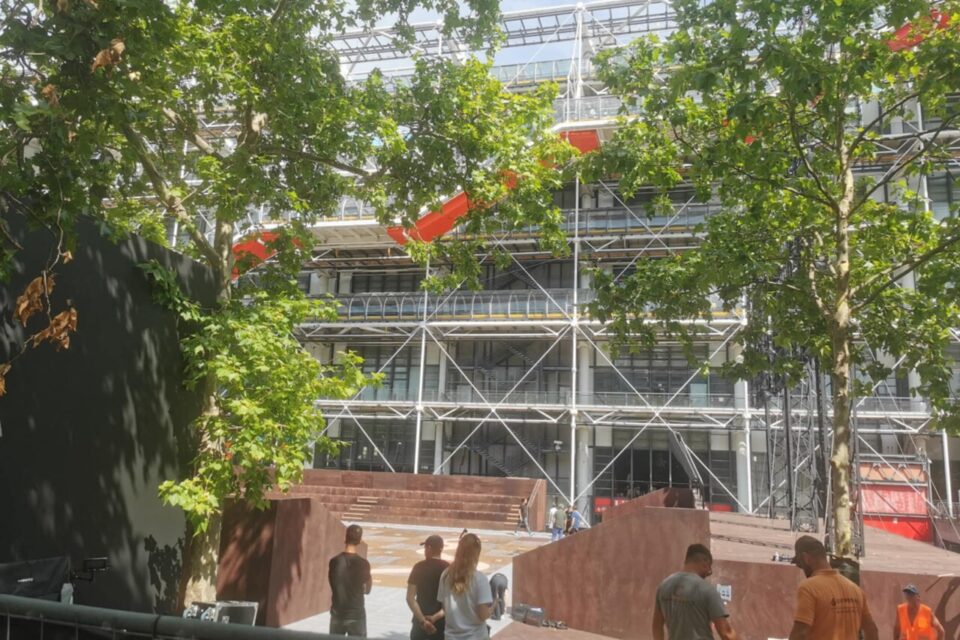 Le défilé Louis-Vuitton se prépare sur le parvis de Beaubourg, dimanche 22 juin 2025.