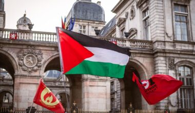 Alors qu’à Besançon le préfet demande le retrait d’un drapeau palestinien devant la mairie, Christian Estrosi maintient celui d’Israël à Nice
