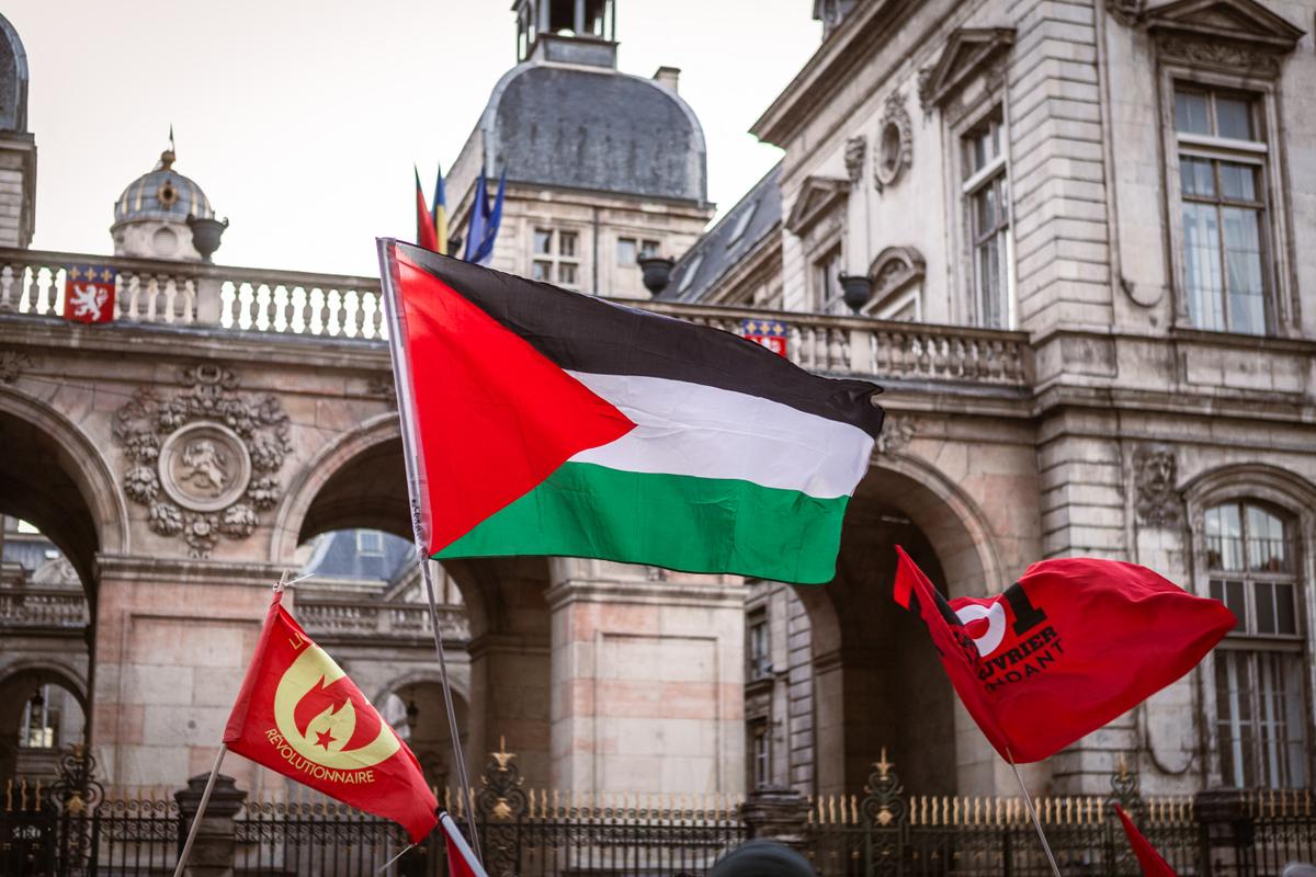 Alors qu’à Besançon le préfet demande le retrait d’un drapeau palestinien devant la mairie, Christian Estrosi maintient celui d’Israël à Nice