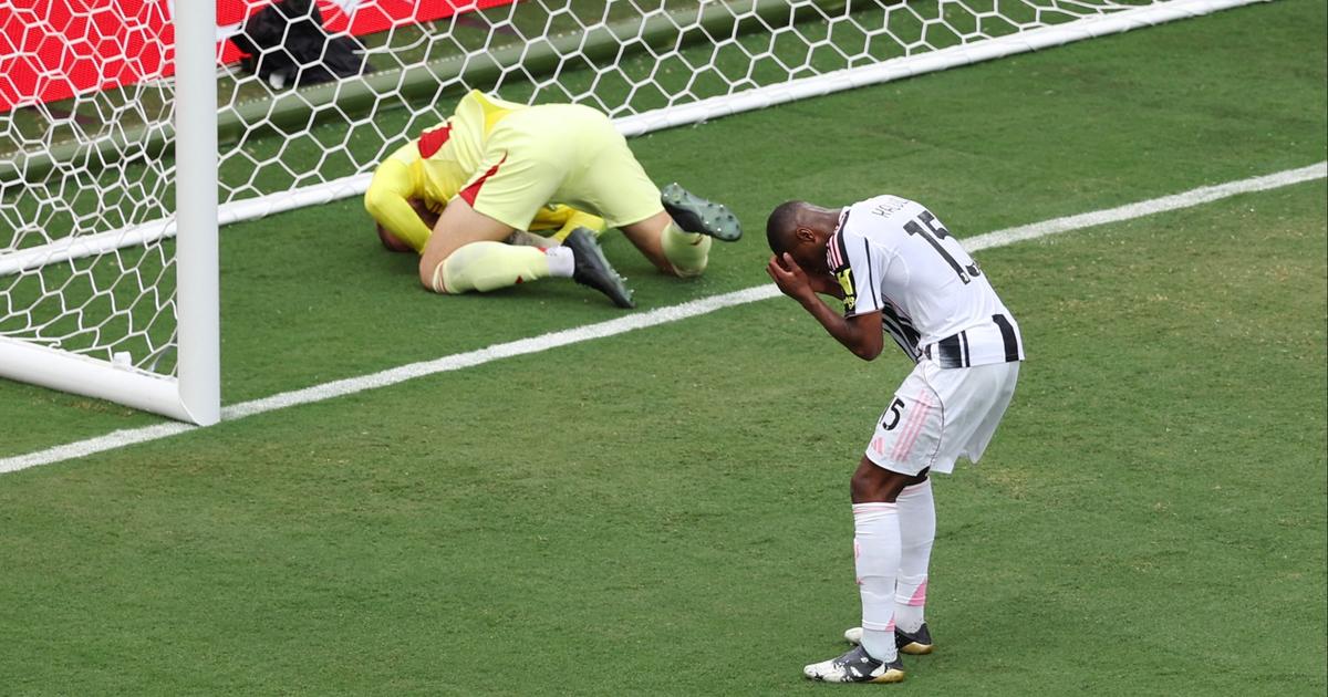 en vidéo, l’incompréhensible but contre-son-camp de l’international français Pierre Kalulu