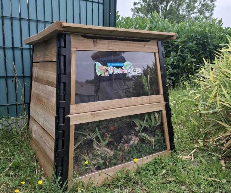 Le composter a été installé dans la cour de l'école, pour qu'il soit directement accessible aux enfants.