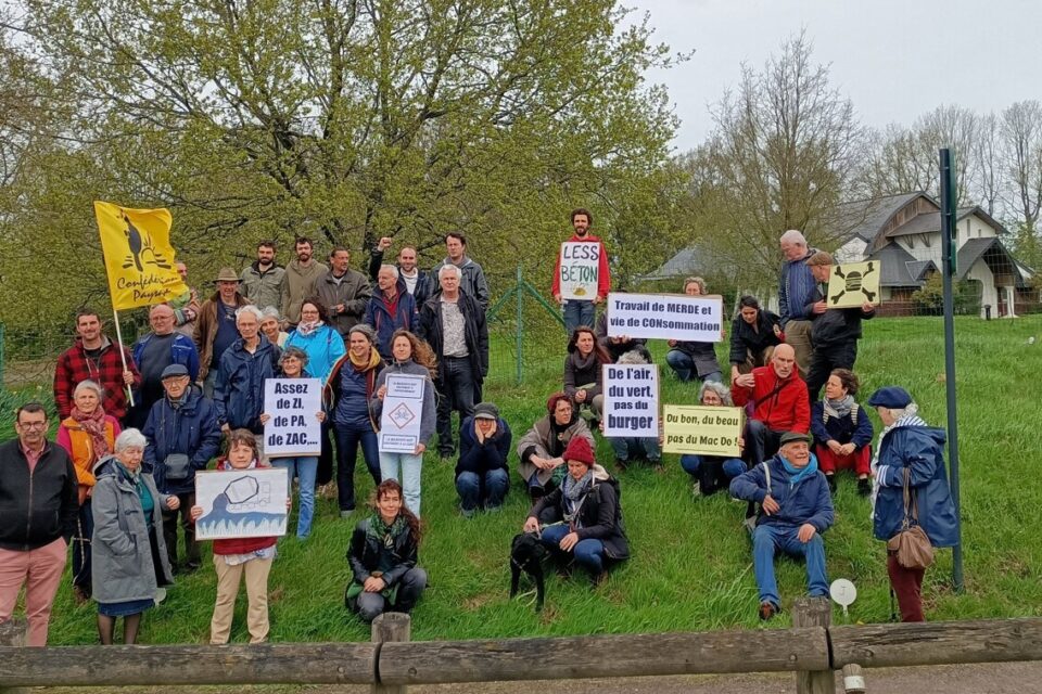 Les Déambulateurs56 ont organisé un pique-nique devant l'ancienne Caf de Ploërmel (Morbihan) pour manifester leur opposition au futur projet.