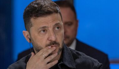 Volodymyr Zelensky appelle les États-Unis à «changer de ton» avec la Russie