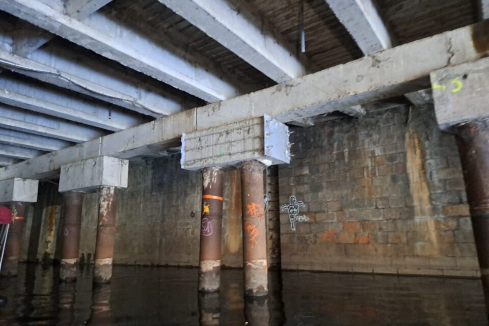 Sous le parking Vilaine, la structure de la dalle se révèle. Chevêtres et pieux sont en mauvais état.