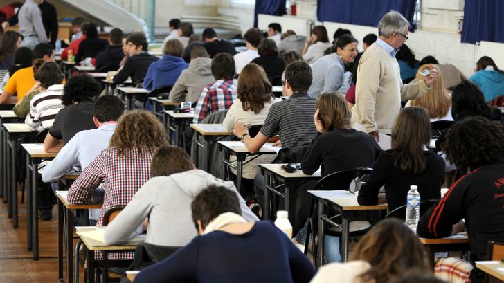 Des élèves passent le bac.