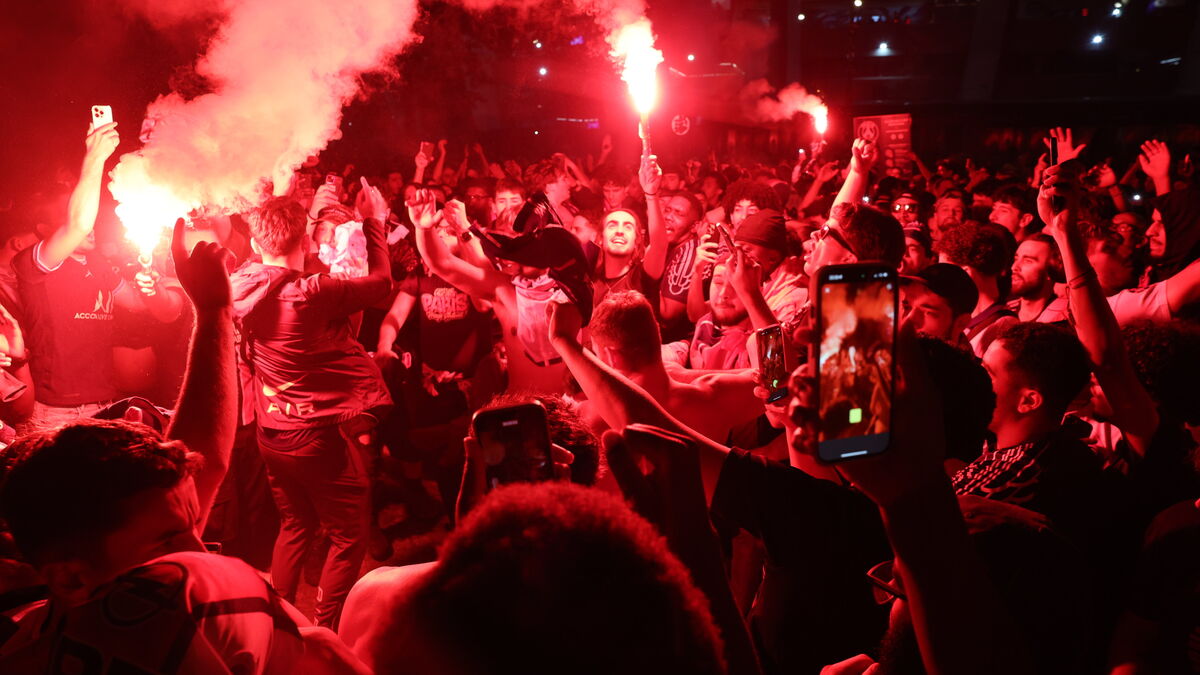 Euphorie, débordements et... demande en mariage : à Paris, récit d’une nuit de folie après le sacre du PSG