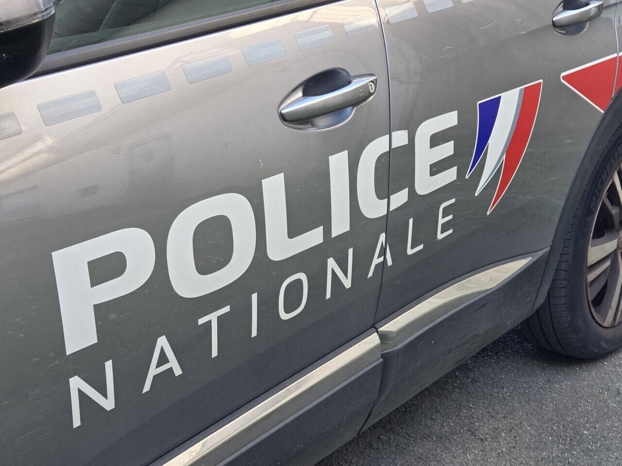 contrôlée parce qu'elle était sur son téléphone, une automobiliste termine en garde à vue