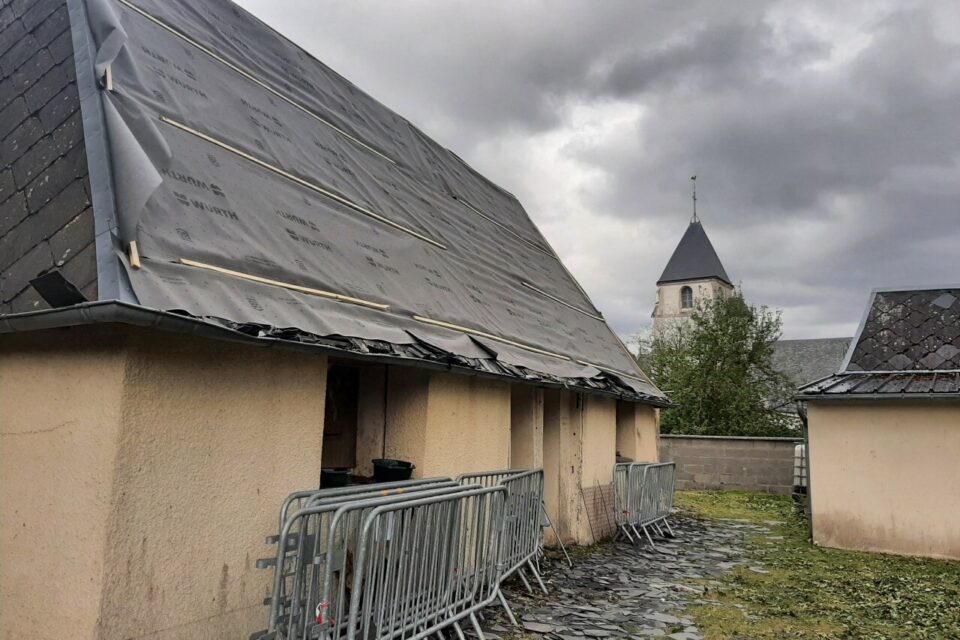Un pan de la toiture de ce bâtiment communal s'est décroché.
