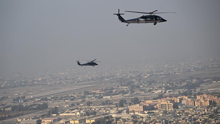 Sur fond de « danger » au Moyen-Orient, les États-Unis évacuent du personnel diplomatique. (Photo d’illustration d’hélicoptères américains survolant Bagdad en direction du siège de l’ambassade américaine)