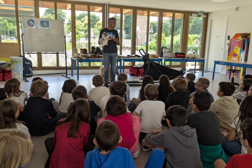 Sébastien Dos Santos Borges est venu présenter ses chiens et tout son matériel d'expédition à des enfants captivés.