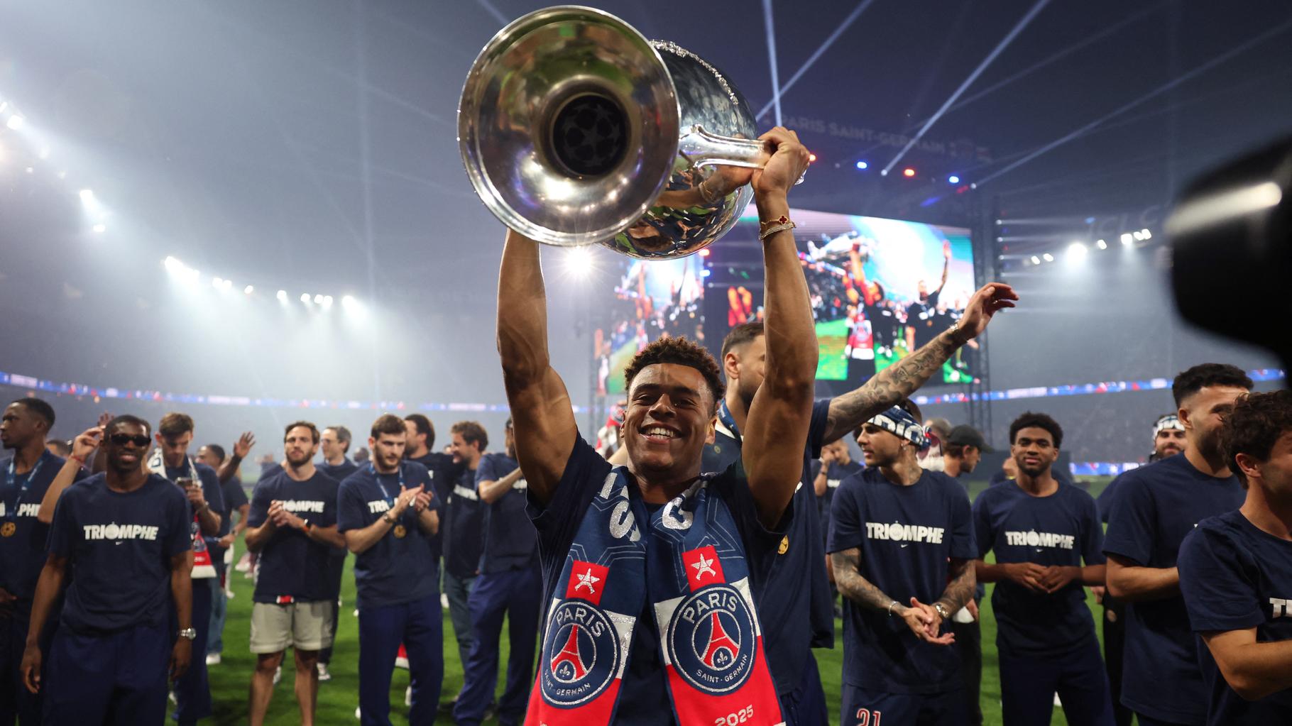 Avec ou sans étoile ? Le champion d’Europe dévoile son nouveau maillot