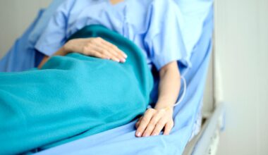 À 32 ans, elle apprend qu'elle souffre d'un cancer de stade 4, les médecins ignoraient ses symptômes depuis 3 ans