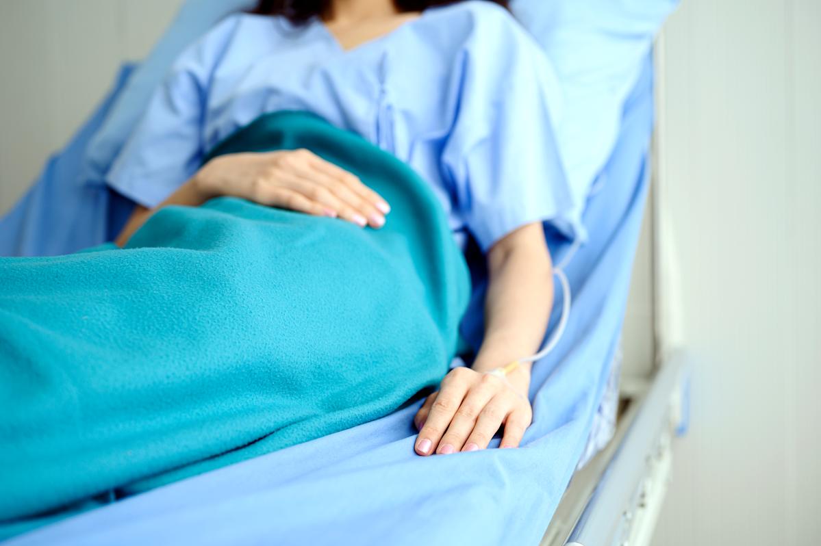 À 32 ans, elle apprend qu'elle souffre d'un cancer de stade 4, les médecins ignoraient ses symptômes depuis 3 ans