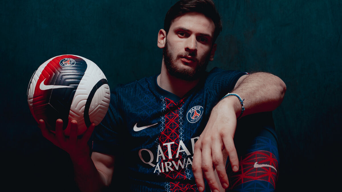 « Petite prise de risque » ou clin d’œil « génial » à la tour Eiffel : le nouveau maillot du PSG fait déjà causer