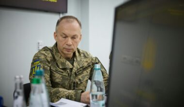 Photo prise et transmise le 22 mars 2025 par les services de la présidence ukrainienne montrant le commandant en chef des armées ukrainiennes Oleksandr Syrsky participant à une réunion à Kharkiv, la deuxième plus grande ville d