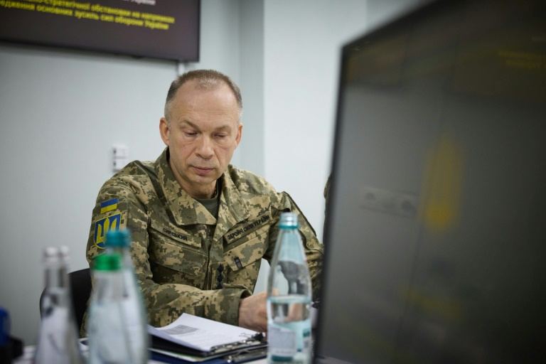 Photo prise et transmise le 22 mars 2025 par les services de la présidence ukrainienne montrant le commandant en chef des armées ukrainiennes Oleksandr Syrsky participant à une réunion à Kharkiv, la deuxième plus grande ville d
