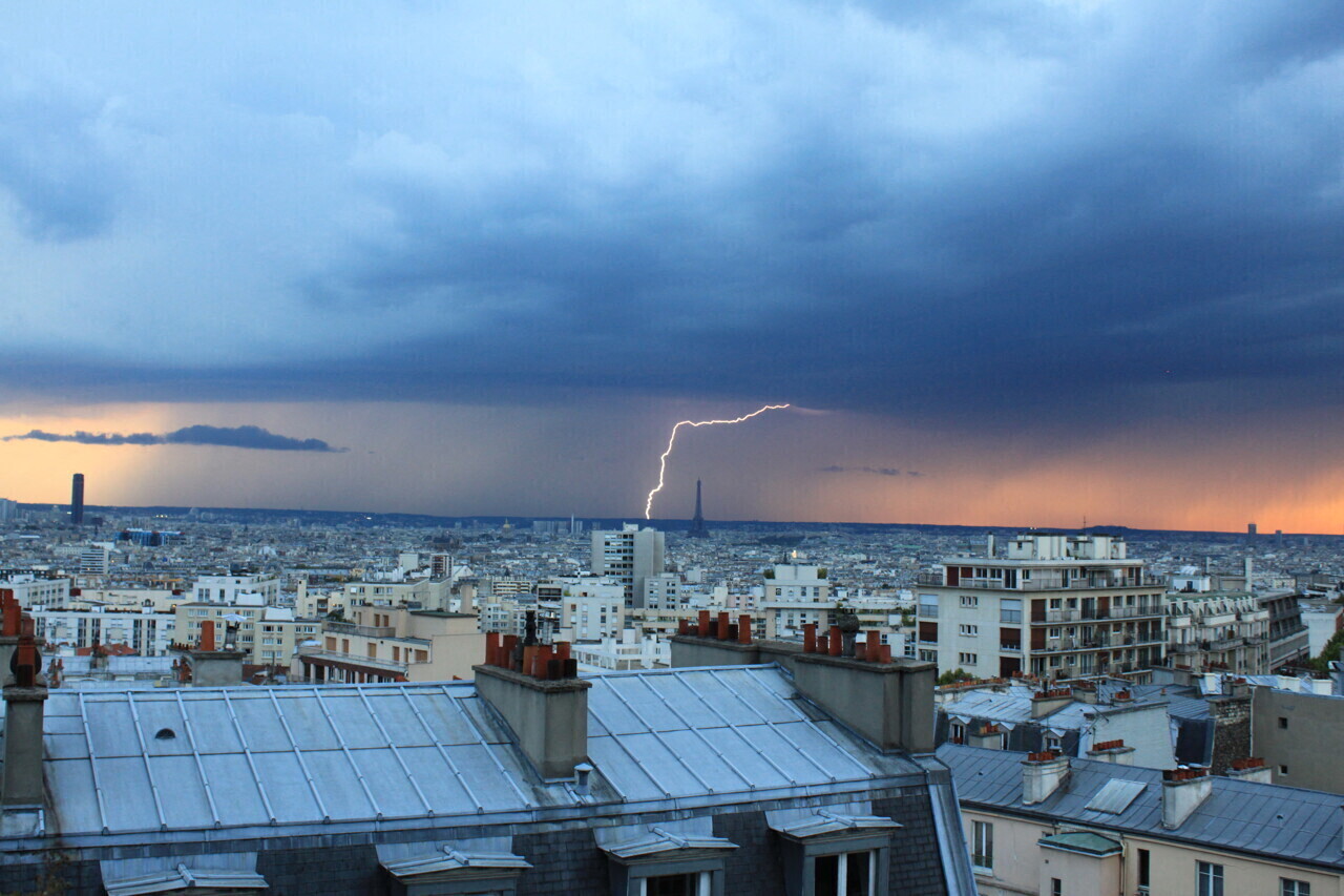 Alerte orange aux orages, cycliste agressé et population qui va doubler… l’info à midi en Île-de-France