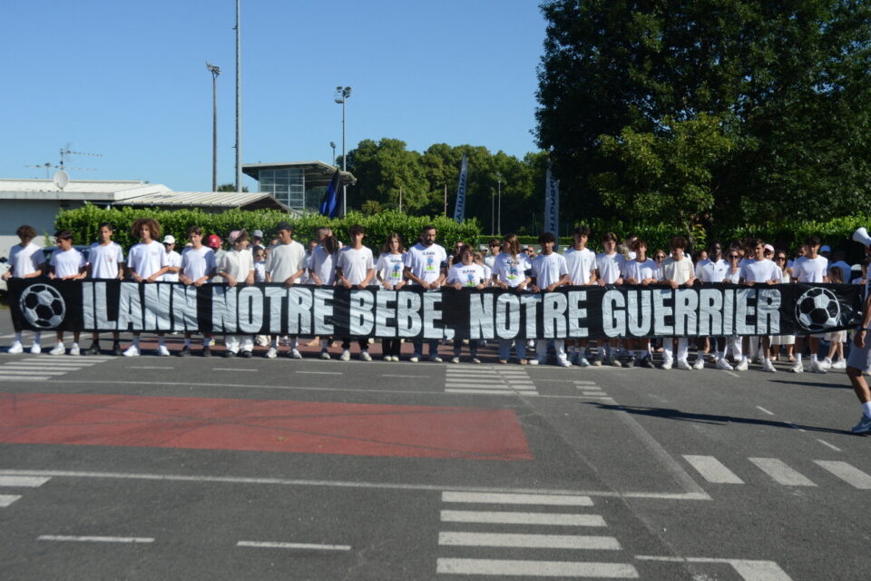 Le club de football de Villenave-d'Ornon, à l'initiative de cette marche blanche dédiée à Ilann, avait notamment créé une grande banderole pour honorer la mémoire de son joueur, disparu dans des circonstances tragiques.