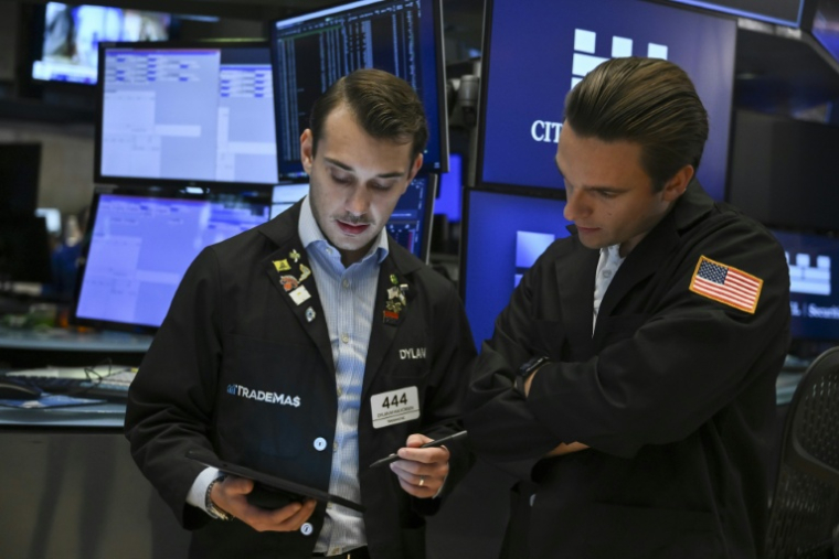 Deux opérateurs à la Bourse de New York le 13 juin 2025 ( AFP / ANGELA WEISS )
