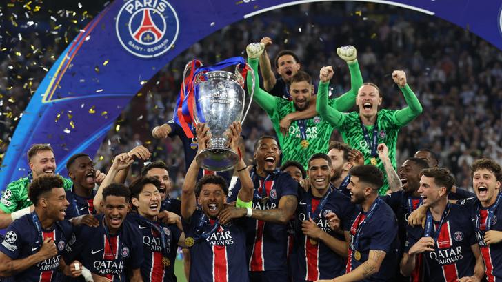 Marquinhos soulève la Ligue des champions après la victoire du PSG contre l’Inter Milan.