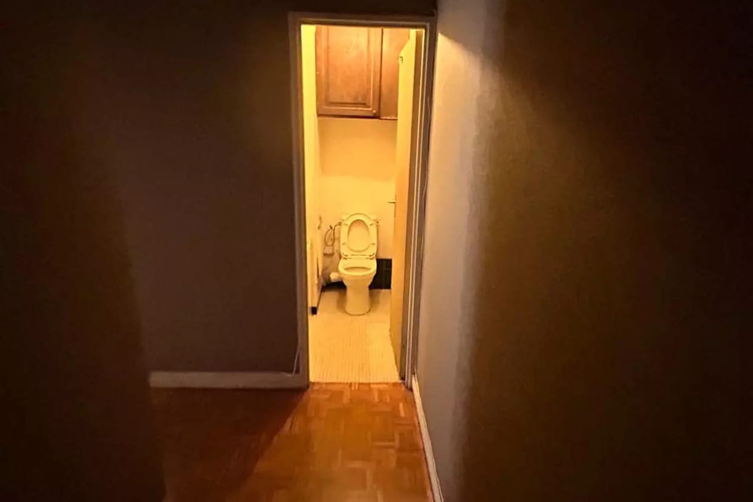 des WC mal agencés au bout du couloir où tout était à revoir