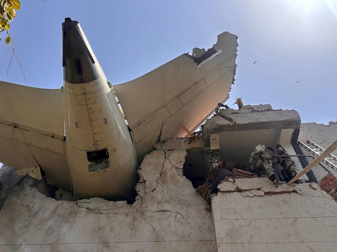 Un appareil d'Air India transportant 242 passagers s'est écrasé au décollage sur un quartier de la ville d'Ahmedabad, en Inde / FUERZA CENTRAL DE SEGURIDAD INDUSTRIAL vi­a REUTERS. 