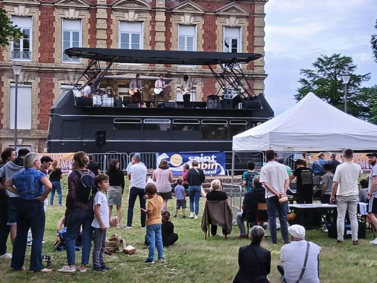 Car, panneaux solaires... Près de Rouen, cette scène mobile a fait sensation pour la fête de l'été