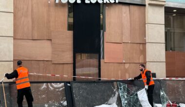 Paris : abribus réparés, devantures nettoyées et maillots étoilés… Sur les Champs, un retour (presque) à la normale