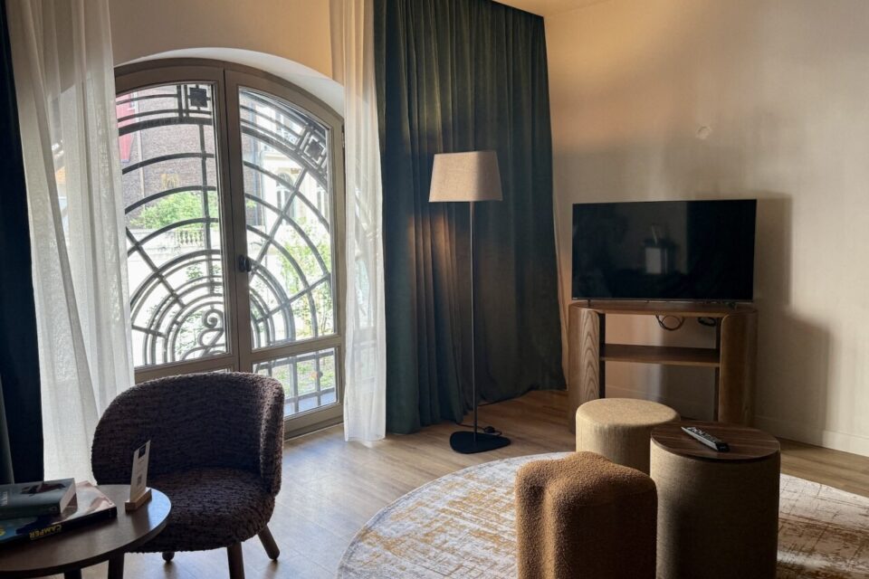 L'une des suites de l'hôtel, avec la ferronnerie emblématique aux fenêtres du bâtiment.