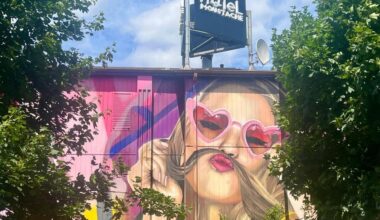 Seclin. Façade graffée, messages humoristiques… Une vision de l’hôtellerie dépoussiérée à l’Hôtel Moustache