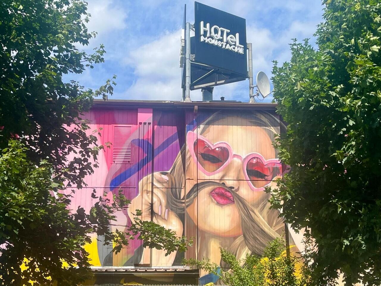 Seclin. Façade graffée, messages humoristiques… Une vision de l’hôtellerie dépoussiérée à l’Hôtel Moustache