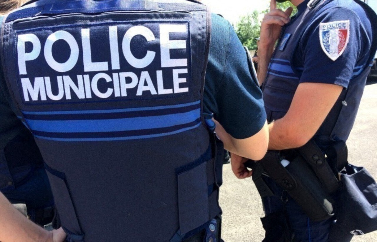 une enfant de 2 ans retrouvée seule dans la rue, la police alerte