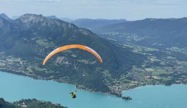 Lac d’Annecy : le parachute de secours ne s’ouvre pas, un parapentiste décède après une chute de 200 mètres