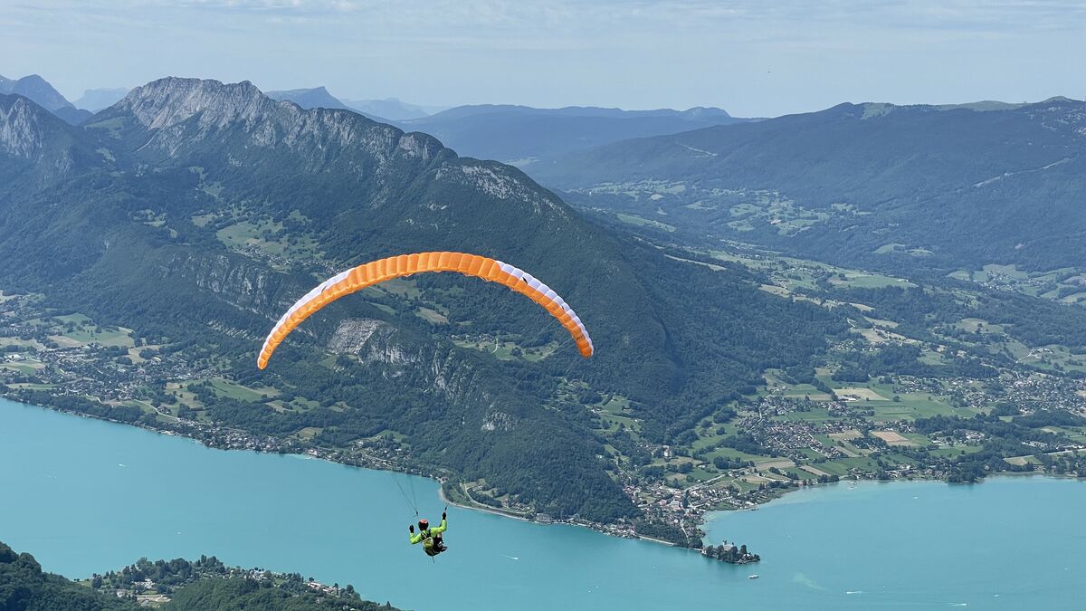 Lac d’Annecy : le parachute de secours ne s’ouvre pas, un parapentiste décède après une chute de 200 mètres