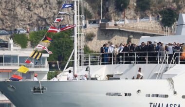 Le président Emmanuel Macron et son épouse Brigitte arrivent le 8 juin 2025 au port de Nice, à la veille d'une conférence de l'Onu sur les océans qui doit s'y tenir