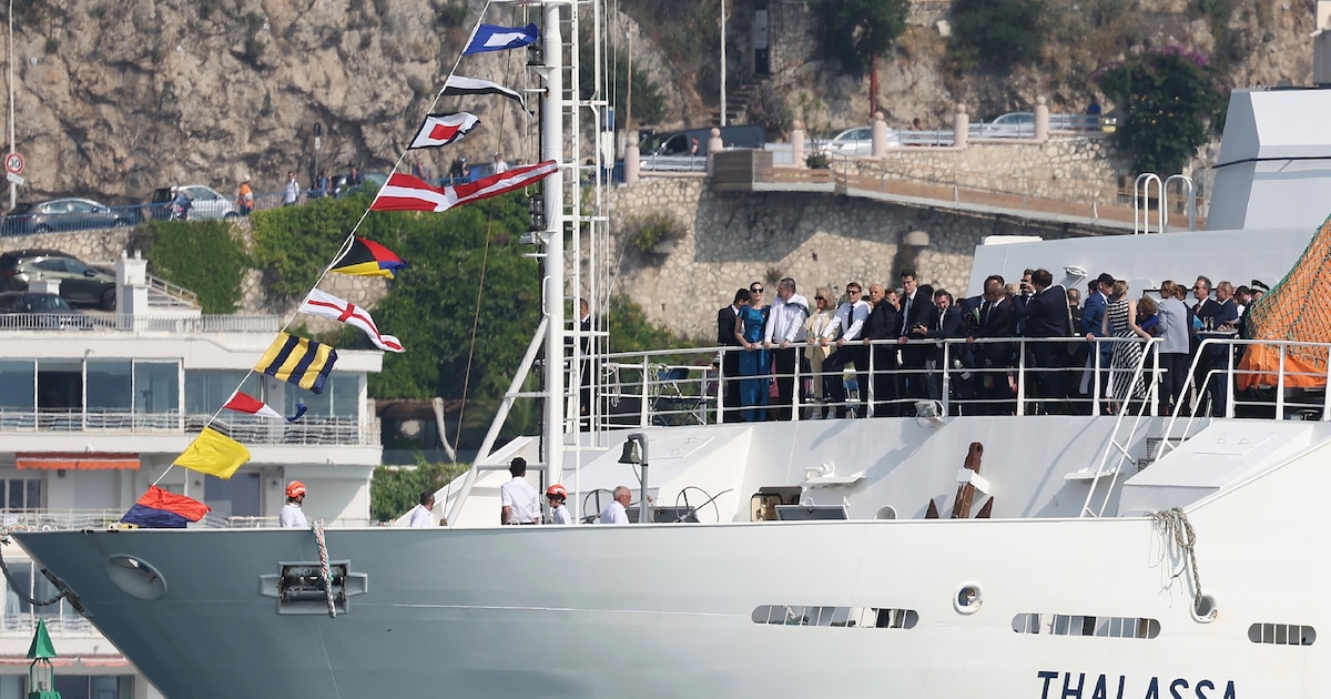 Le président Emmanuel Macron et son épouse Brigitte arrivent le 8 juin 2025 au port de Nice, à la veille d'une conférence de l'Onu sur les océans qui doit s'y tenir