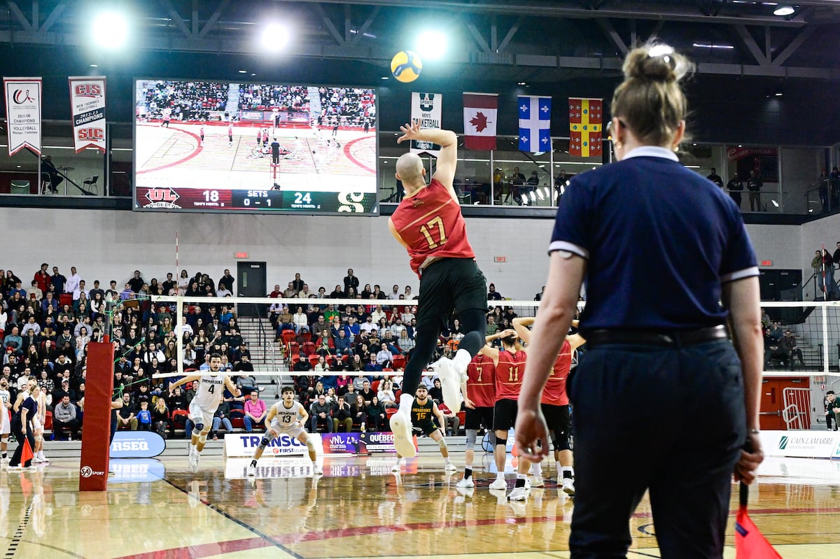 Les matchs de volleyball du Rouge et Or parviennent eux aussi à attirer les foules.