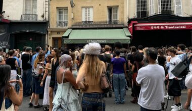 un influenceur réunit ses abonnés dans une rue de Paris pour regarder le premier défilé Dior de Jonathan Anderson sur écran géant